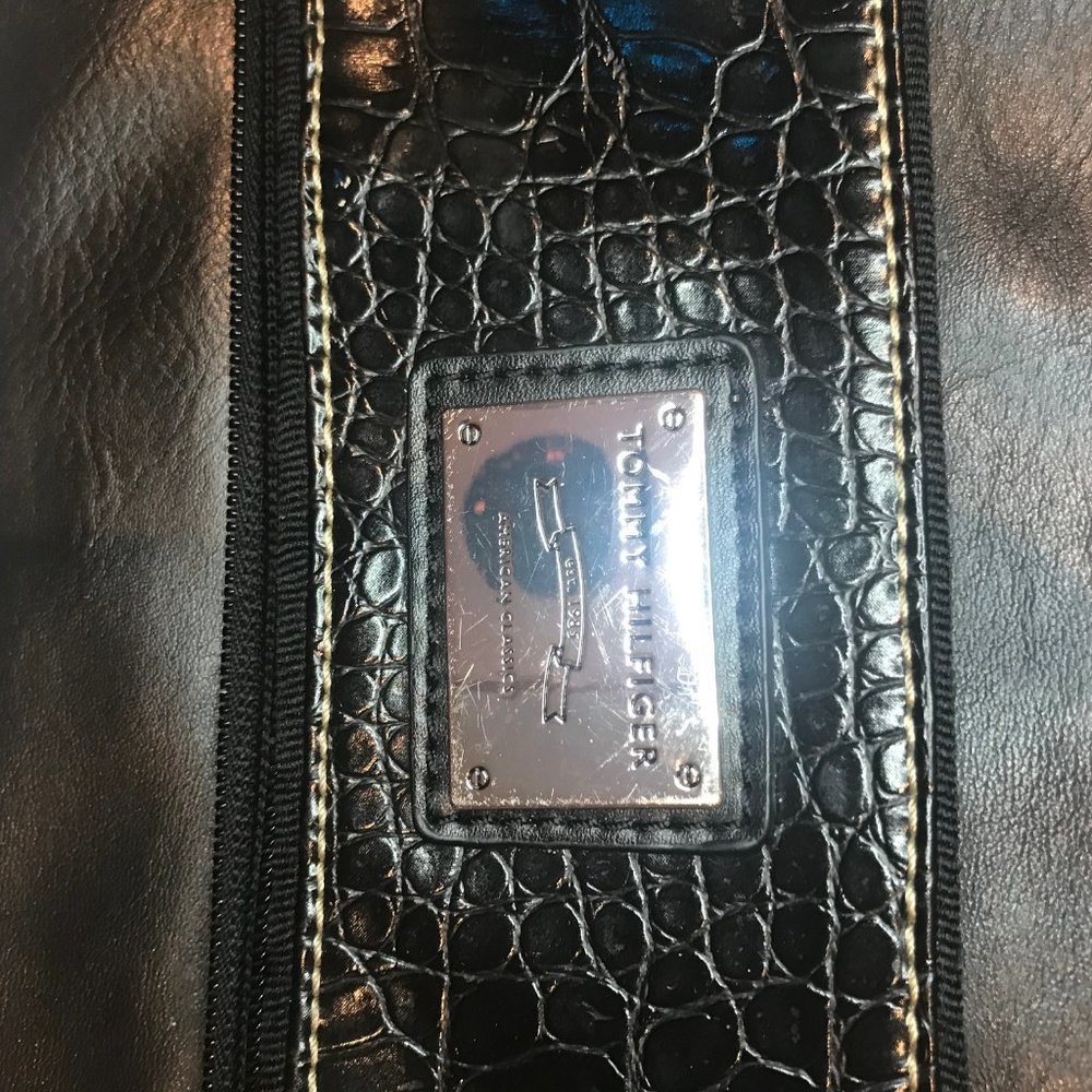 👜 Tommy Hilfiger Fold Over Wristlet Purse  black👜 - Picture 2 of 6
